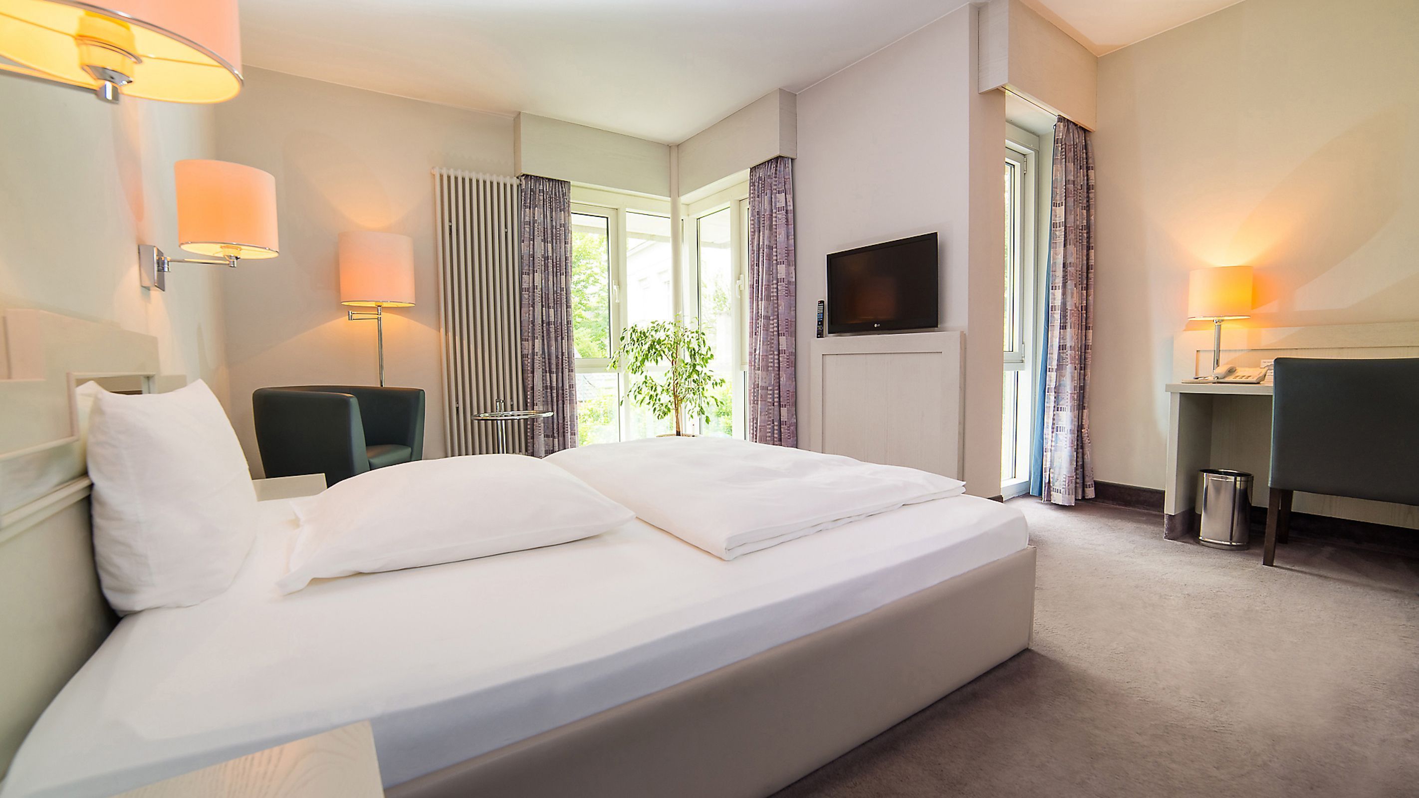 comfort single room, 1 queen bed, garden view, corner | hypo-allergenic bedding, down duvets, minibar, desk