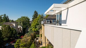 Ein modernes Gebäude mit Glasfassade, einer sichtbaren Treppe und freiem Blick auf die umliegende Gegend.