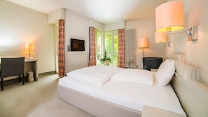 Comfort Single Room, 1 Queen Bed, Garden View, Corner | Hypo-allergenic bedding, down comforters, minibar, desk