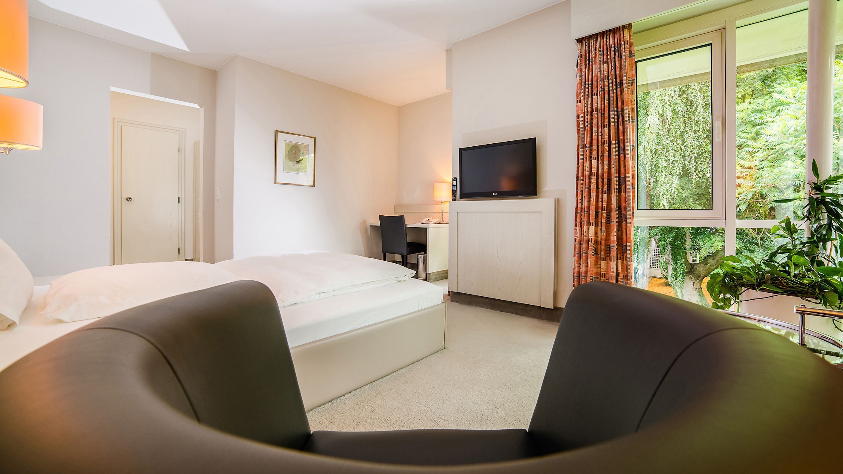 comfort single room, 1 queen bed, garden view, corner | hypo-allergenic bedding, down duvets, minibar, desk