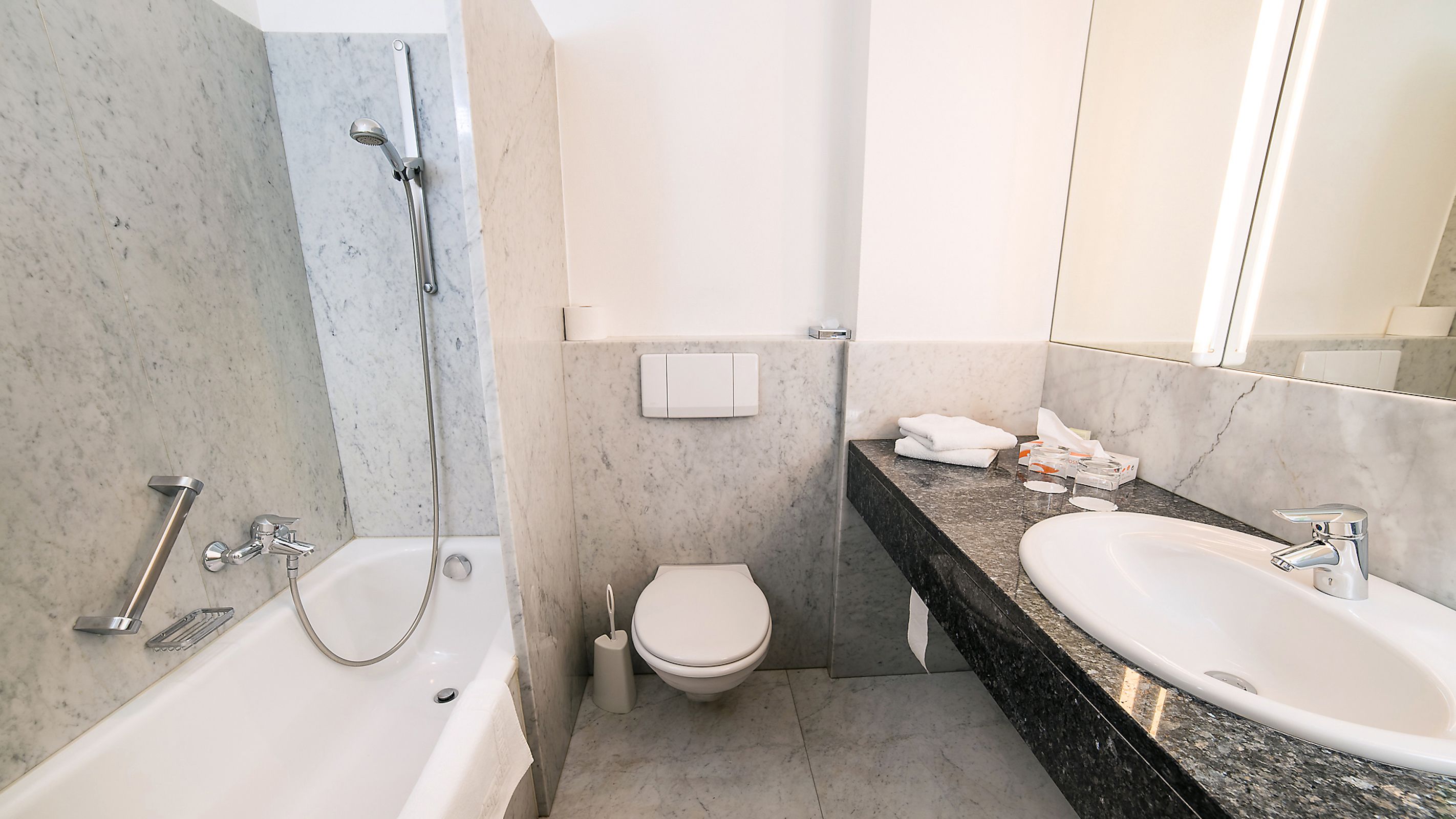 combined shower/bathtub, hair dryer, towels