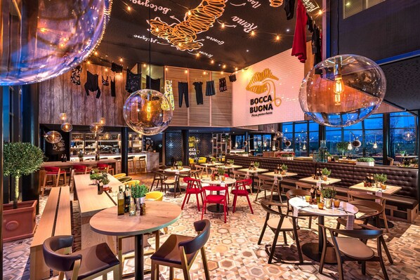 Se sirven cenas y cocina italiana, con vista al jardín 
