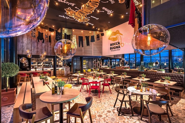 Se sirven cenas y cocina italiana, con vista al jardín