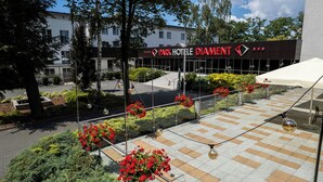 A hotel entrance with a sign reading "Park Hotel Diamant." - Hotel Diament Zabrze (Zabrze)
