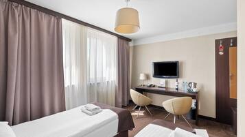 Habitación estándar con 2 camas individuales | Caja fuerte, escritorio, tabla de planchar con plancha y wifi gratis