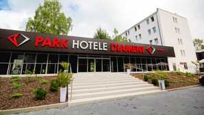 A hotel entrance with a sign reading "PARK HOTEL DIAMENT". - Hotel Diament Zabrze (Zabrze)