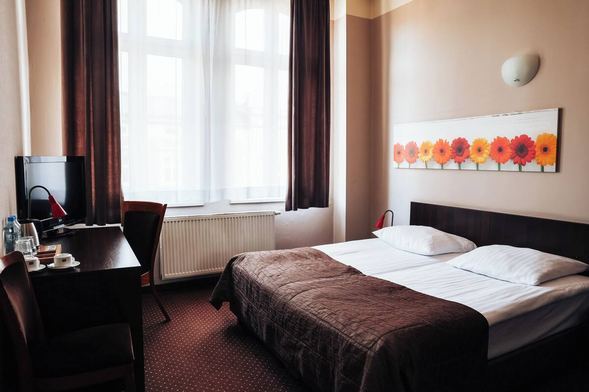 Chambre Double | Bureau, fer et planche à repasser, lits bébé (gratuits)