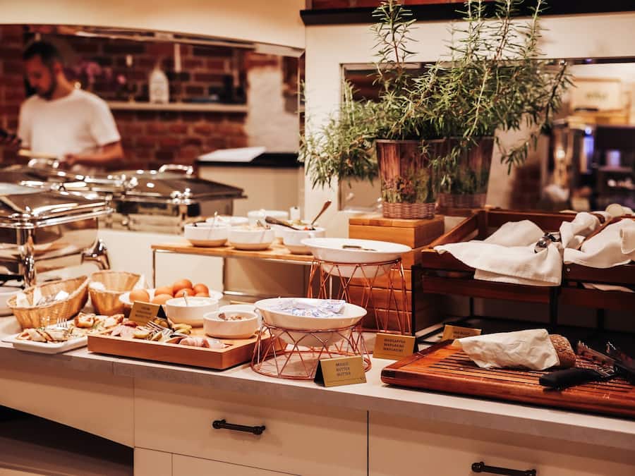 Daily buffet breakfast (PLN 65 per person)