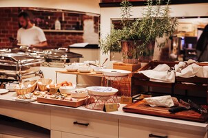 Daily buffet breakfast (PLN 65 per person)