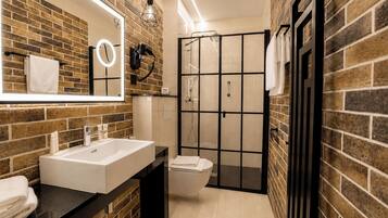 Deluxe Double or Twin Room (Classic) | Bathroom | Designer toiletries, hair dryer, towels, soap