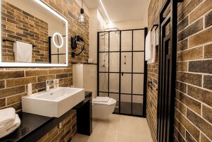 Deluxe Double or Twin Room (Classic) | Bathroom | Designer toiletries, hair dryer, towels, soap