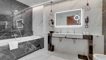 Un baño moderno con un espejo grande, dos lavamanos, una bañera y una ducha.