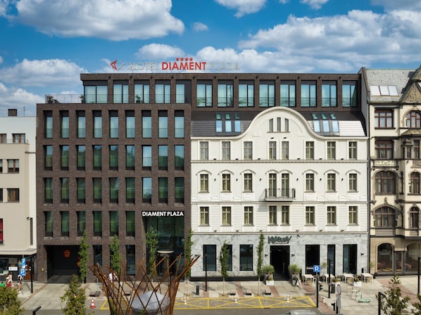 Un moderno edificio de hotel con un letrero que dice "HOTEL DIAMENT PLAZA".