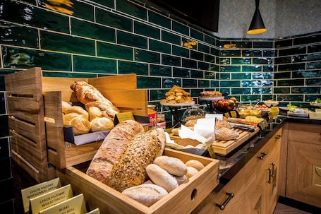 Desayuno buffet diario (PLN 95 por persona)