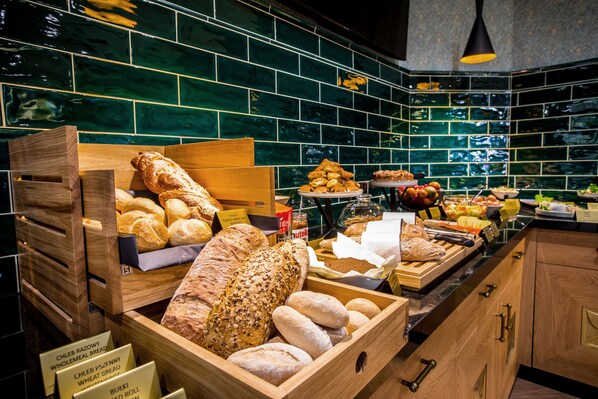Daily buffet breakfast (PLN 95 per person)