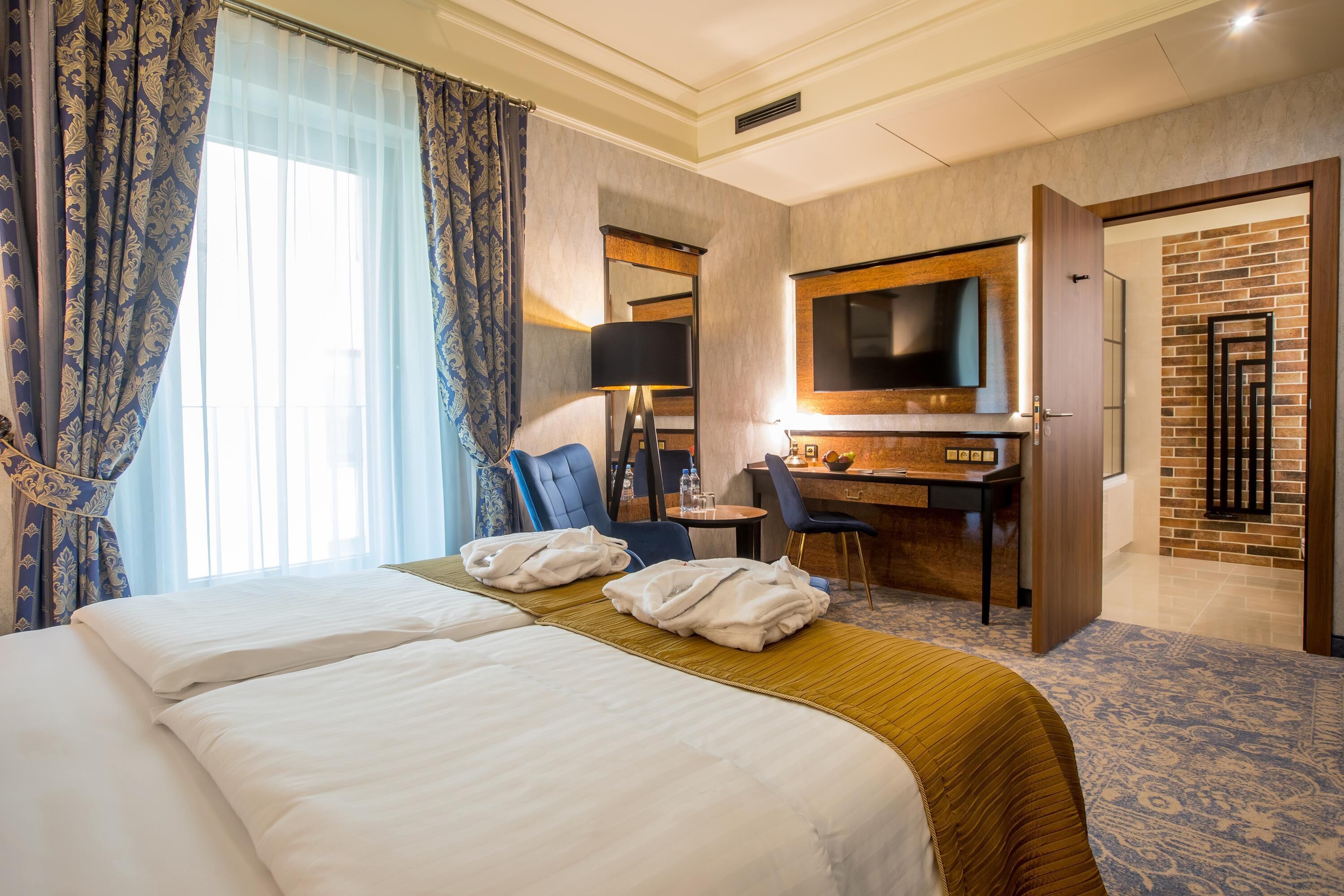 Superior Double or Twin Room (Classic) | Living area