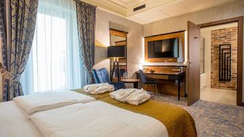 Superior Double or Twin Room (Classic) | Living area