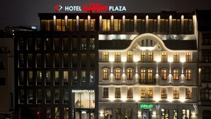 Hotel Diamant Plaza con fachada moderna, amplios ventanales y una entrada destacada.