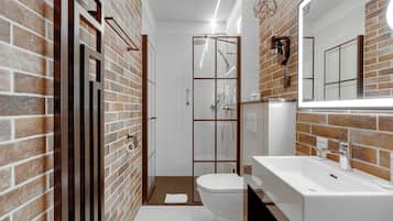 Superior Double or Twin Room (Classic) | Bathroom | Designer toiletries, hair dryer, towels, soap