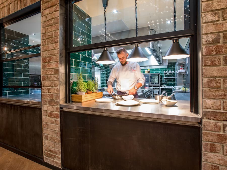 Petit déjeuner, déjeuner, dîner et brunch servis sur place