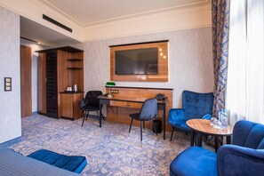 Deluxe Double or Twin Room (Classic) | Living area | 50-inch LED TV with digital channels, Smart TV - Diament Plaza Katowice (Katowice)