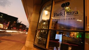 Fachada con el letrero 'Park Plaza Nottingham'.