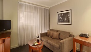 Ropa de cama de alta calidad y minibar 