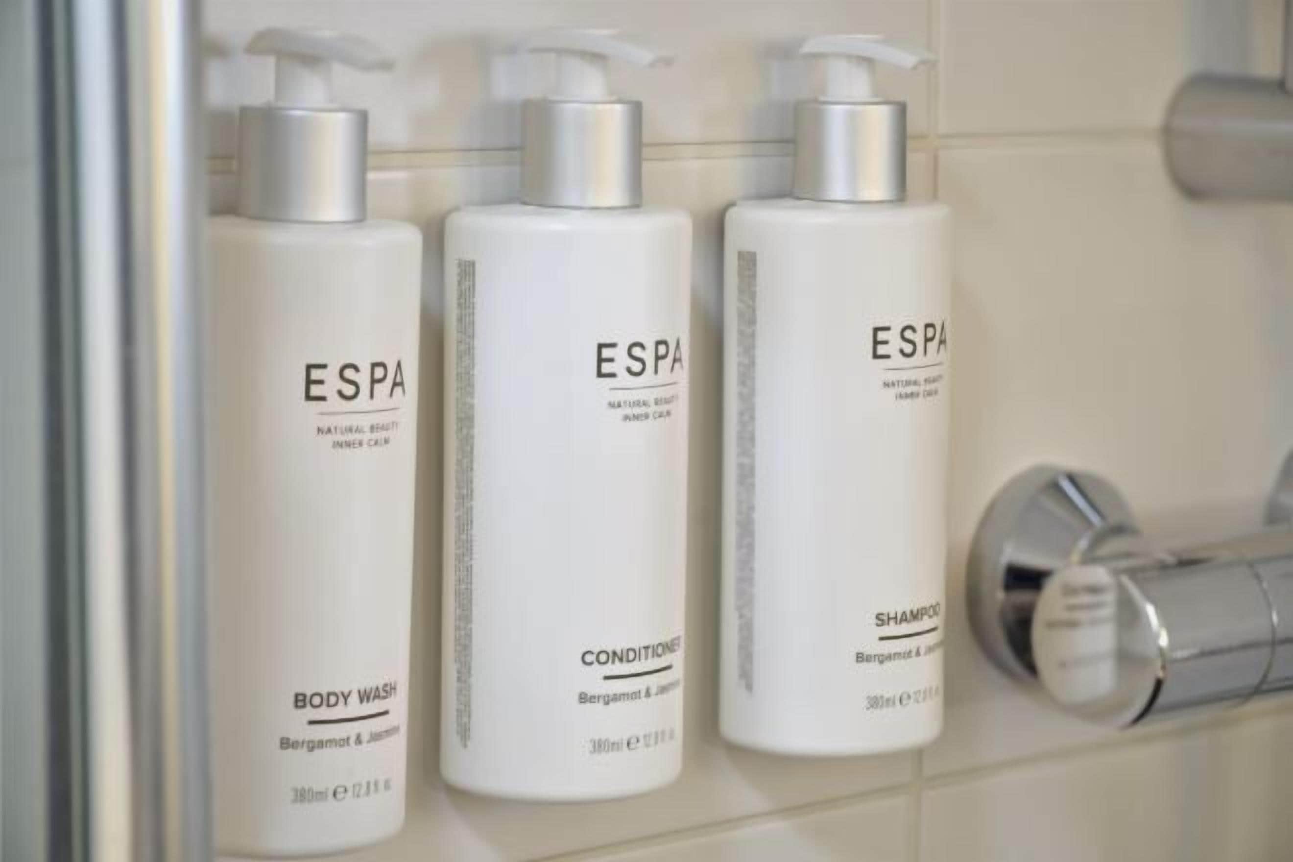 Duschwanne, Designer-Toilettenartikel, Haartrockner, Handtücher