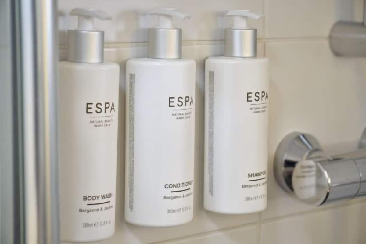 Combined shower/bathtub, designer toiletries, hair dryer, towels