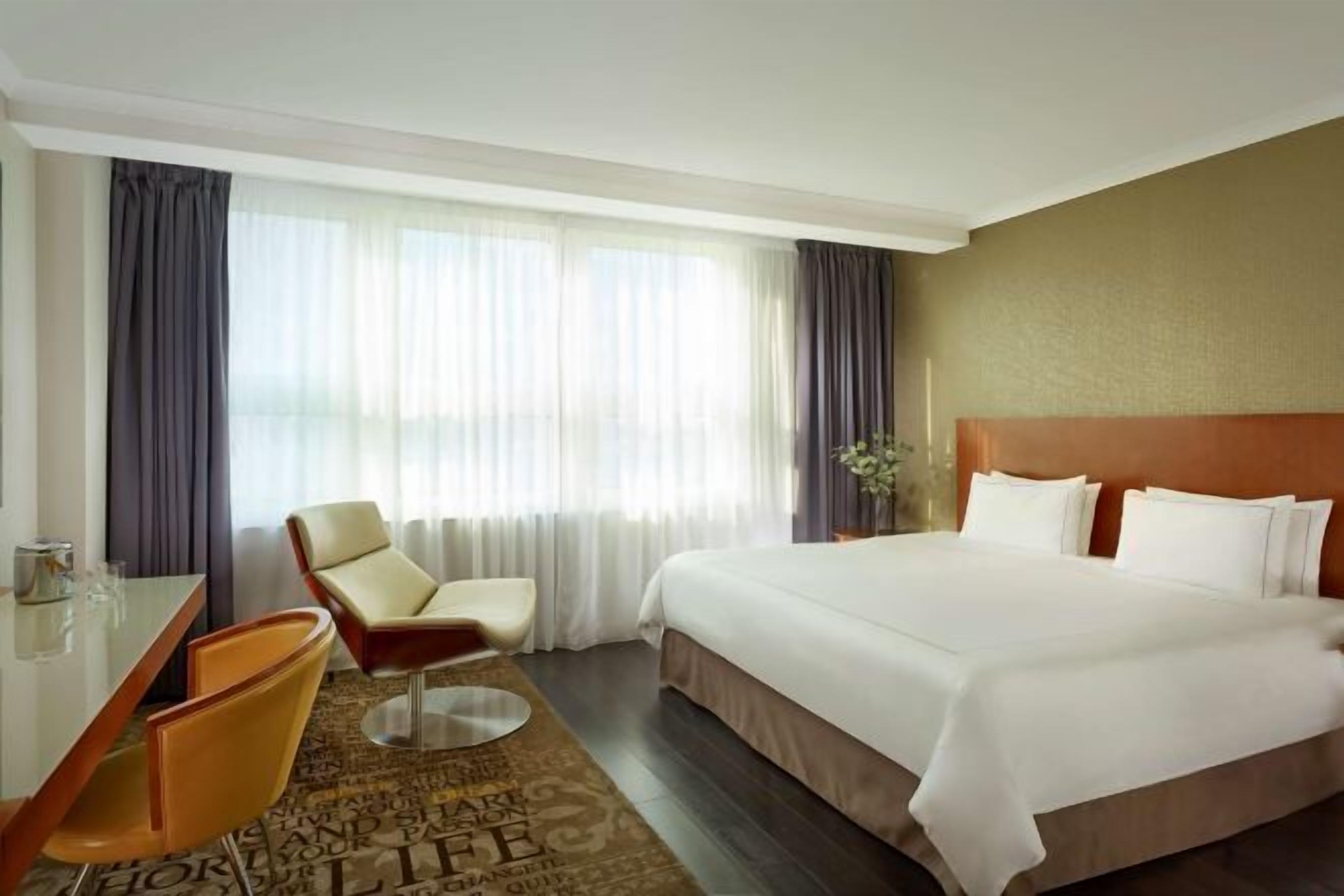 Hochwertige Bettwaren, Minibar, Zimmersafe, Schreibtisch