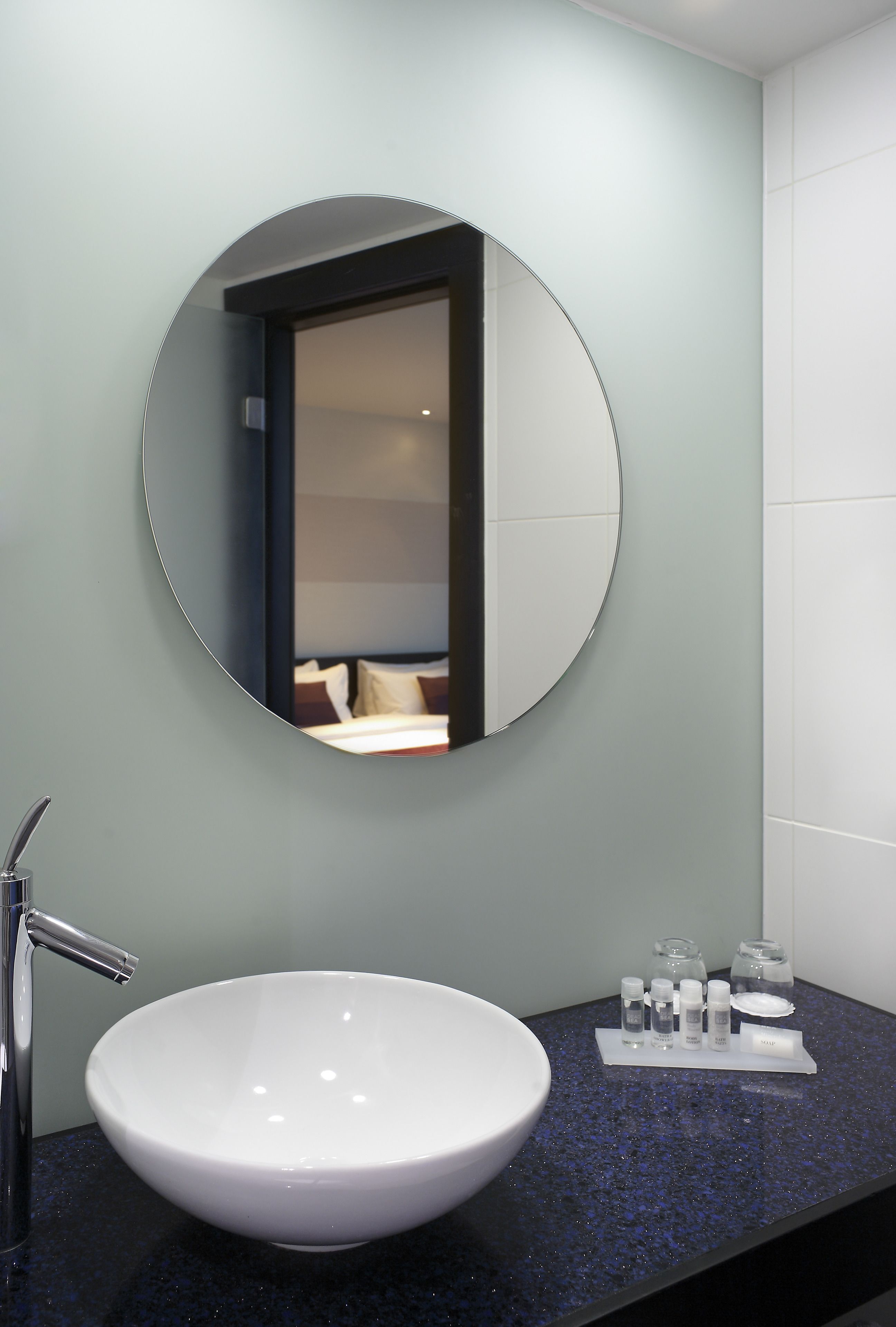 combined shower/bathtub, designer toiletries, hair dryer, towels