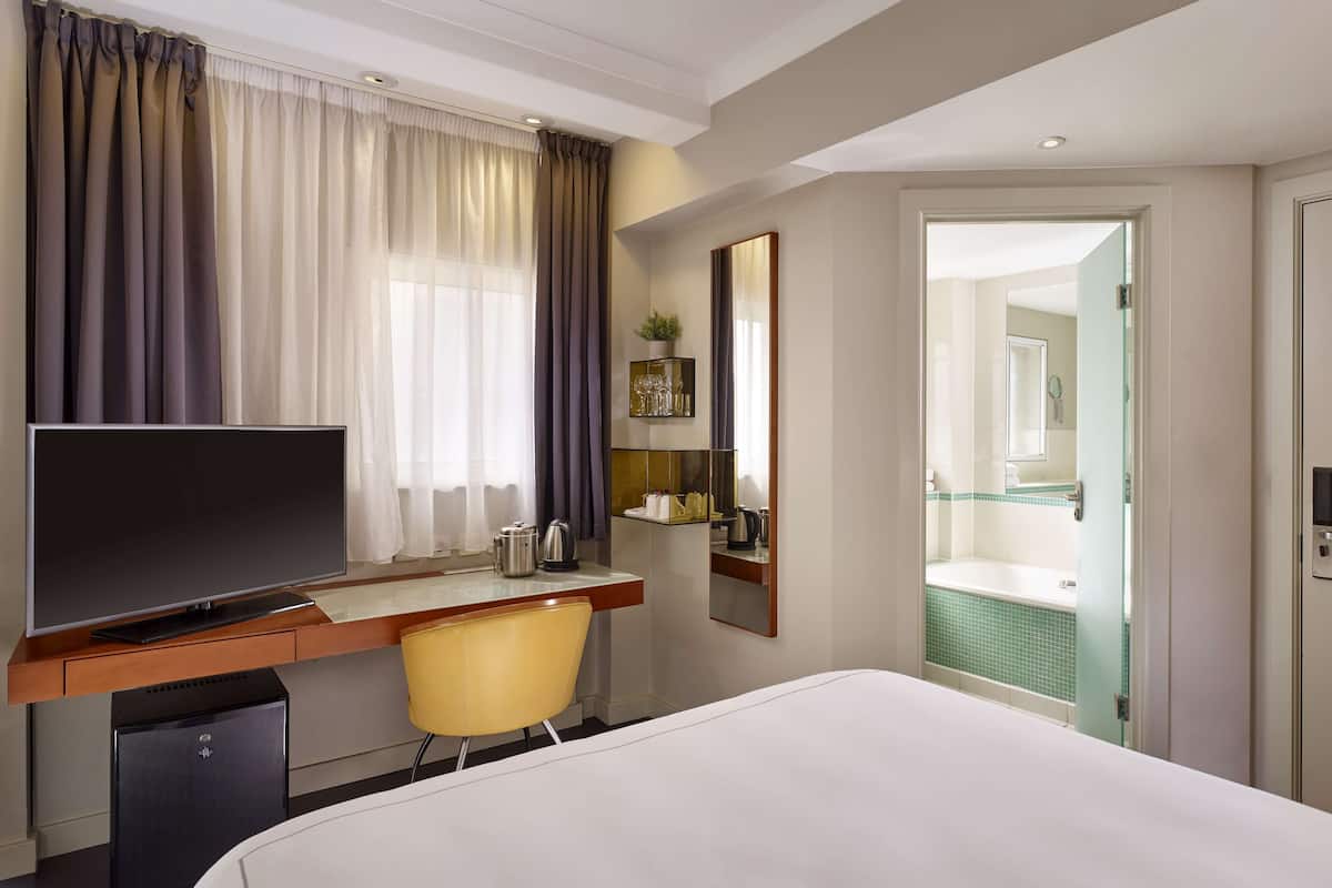 superior room | premium bedding, minibar, in-room safe, desk