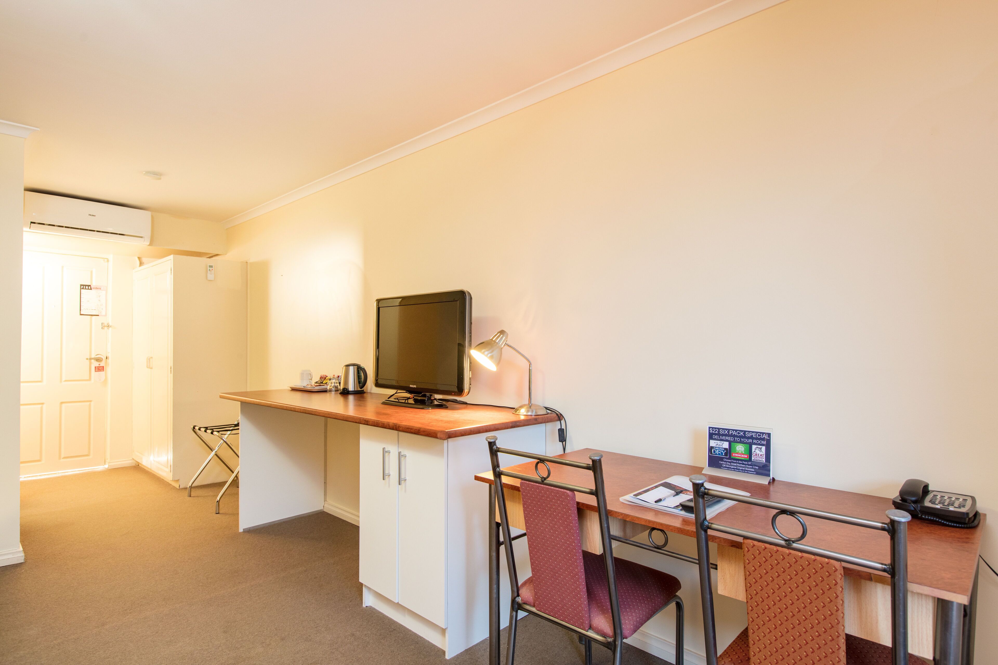 superior room, 1 queen bed, jetted tub | minibar, desk, iron/ironing board, free wifi