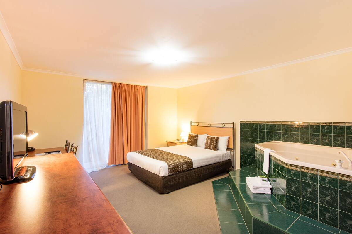 superior room, 1 queen bed, jetted tub | minibar, desk, iron/ironing board, free wifi