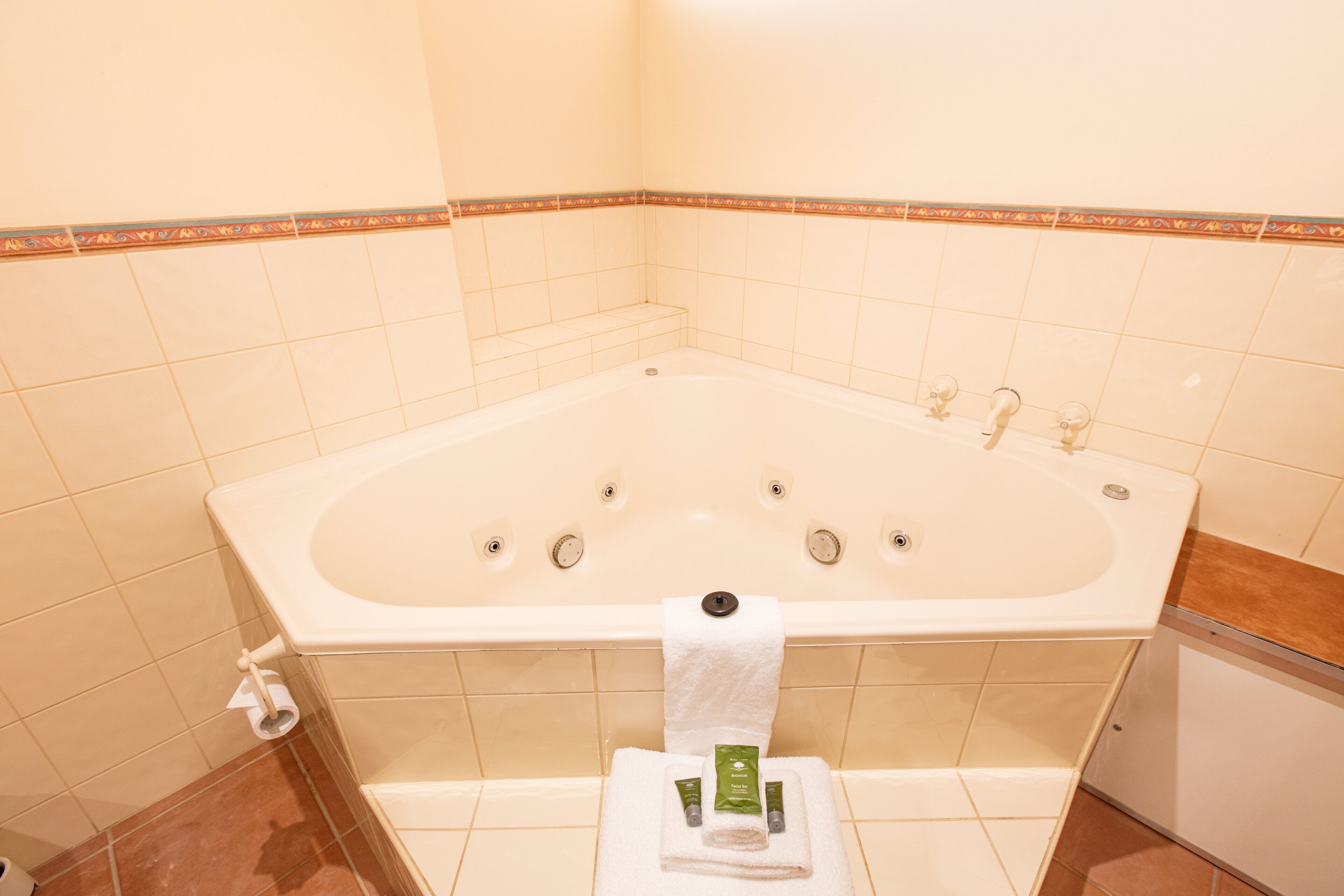 Un baño con bañera, inodoro y lavamanos.