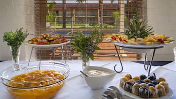 Bữa sáng buffet với phụ phí nhỏ vào các ngày trong tuần