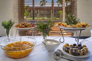 Cooked-to-order breakfast for a fee on weekdays