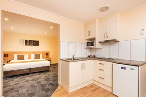 Executive-Apartment, Whirlpool | Eigene Küche | Kühlschrank, Wasserkocher mit Kaffee-/Teezubehör, Wasserkocher