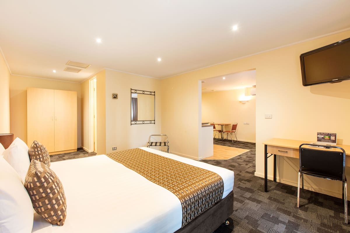 Executive Apartment, Jetted Tub | Minibar, desk, iron/ironing board, free WiFi