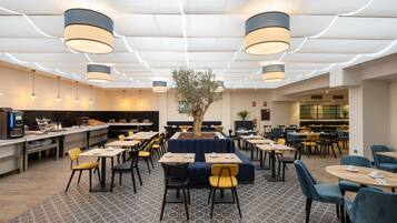 Esmorzar diari d'estil bufet (7 EUR per persona)