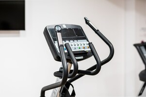 Una bicicleta estática con pantalla digital y panel de control.
