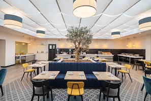 Petit déjeuner buffet (7 EUR par personne)