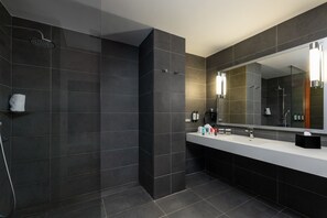 Minibar, Zimmersafe, Schreibtisch, Verdunkelungsvorhänge