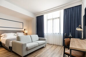 Minibar, Zimmersafe, Schreibtisch, Verdunkelungsvorhänge