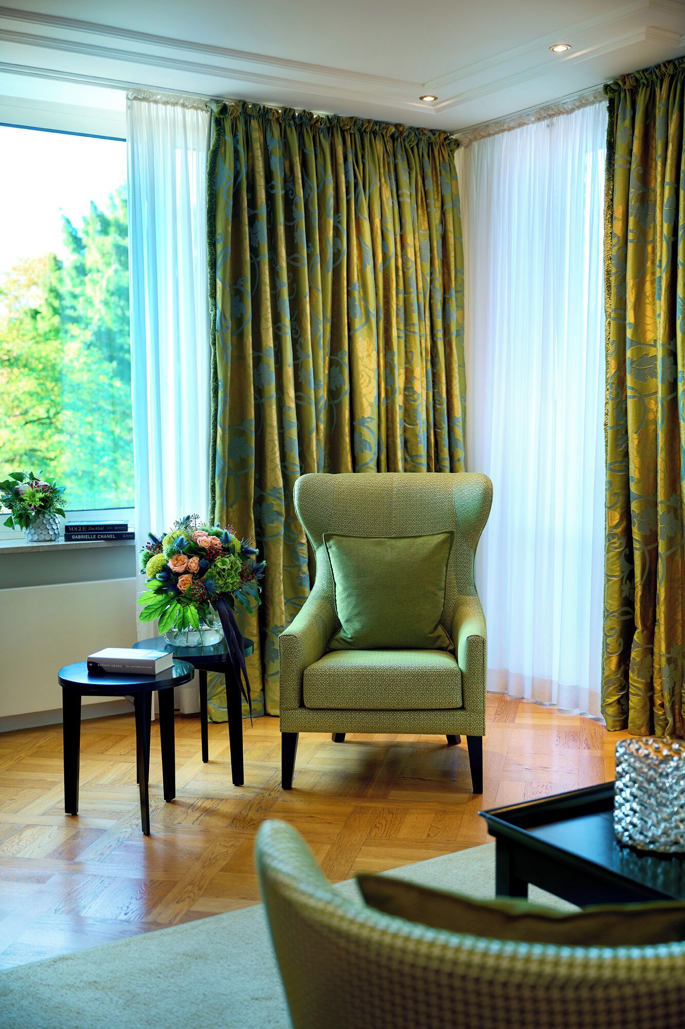 Een 50-inch smart-tv met kabelzenders en een kantoor