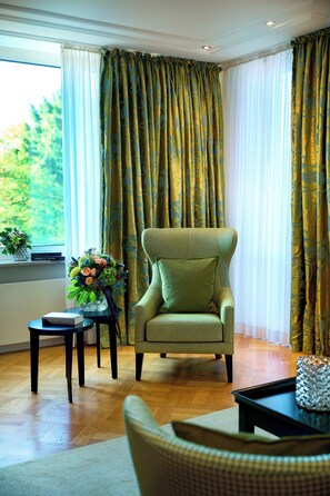 Smart TV de 50 pulgadas con canales por cable, una oficina