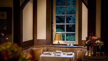2 restaurants; breakfast, lunch, and dinner served
