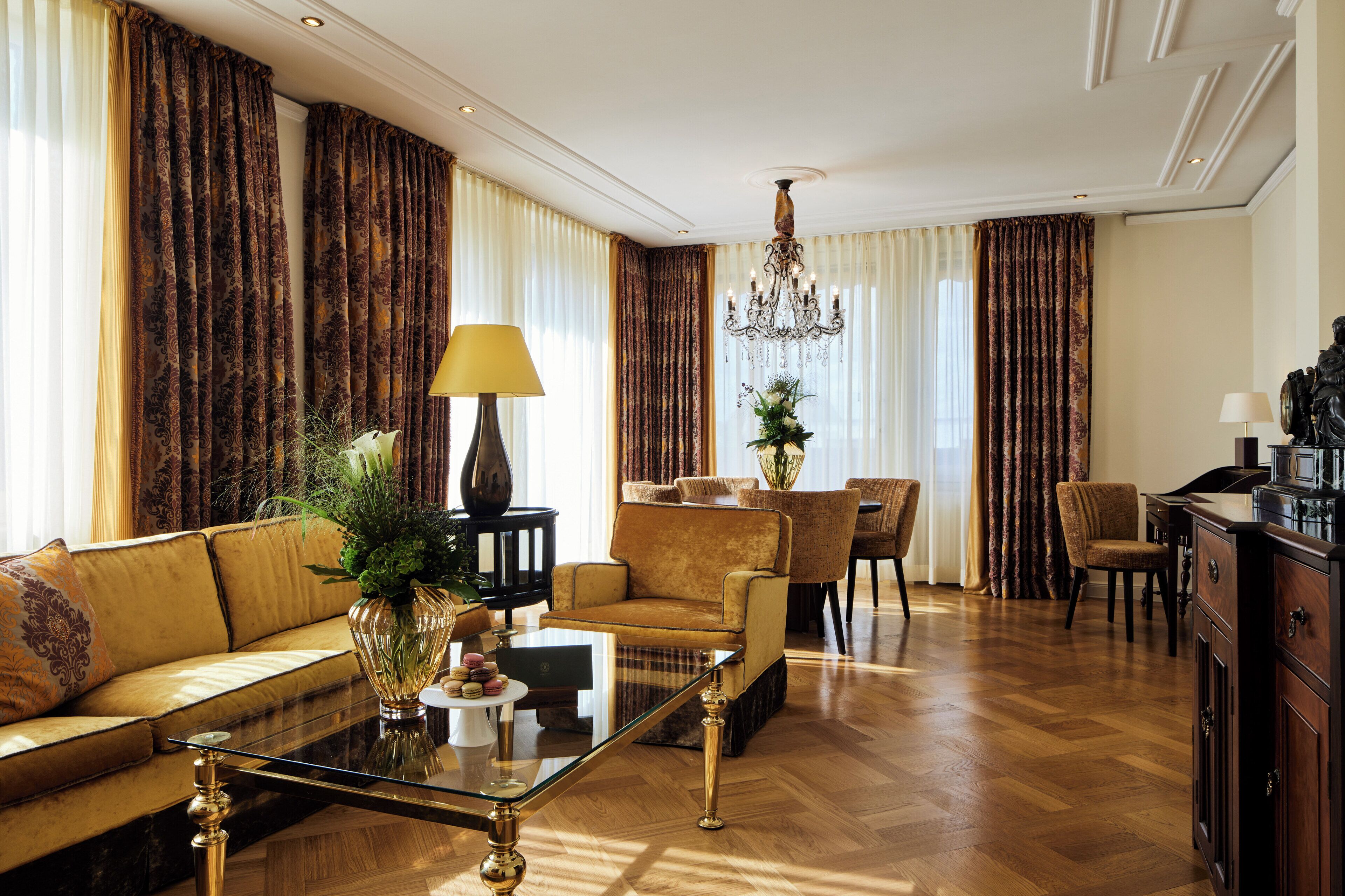 Een 50-inch smart-tv met kabelzenders en een kantoor