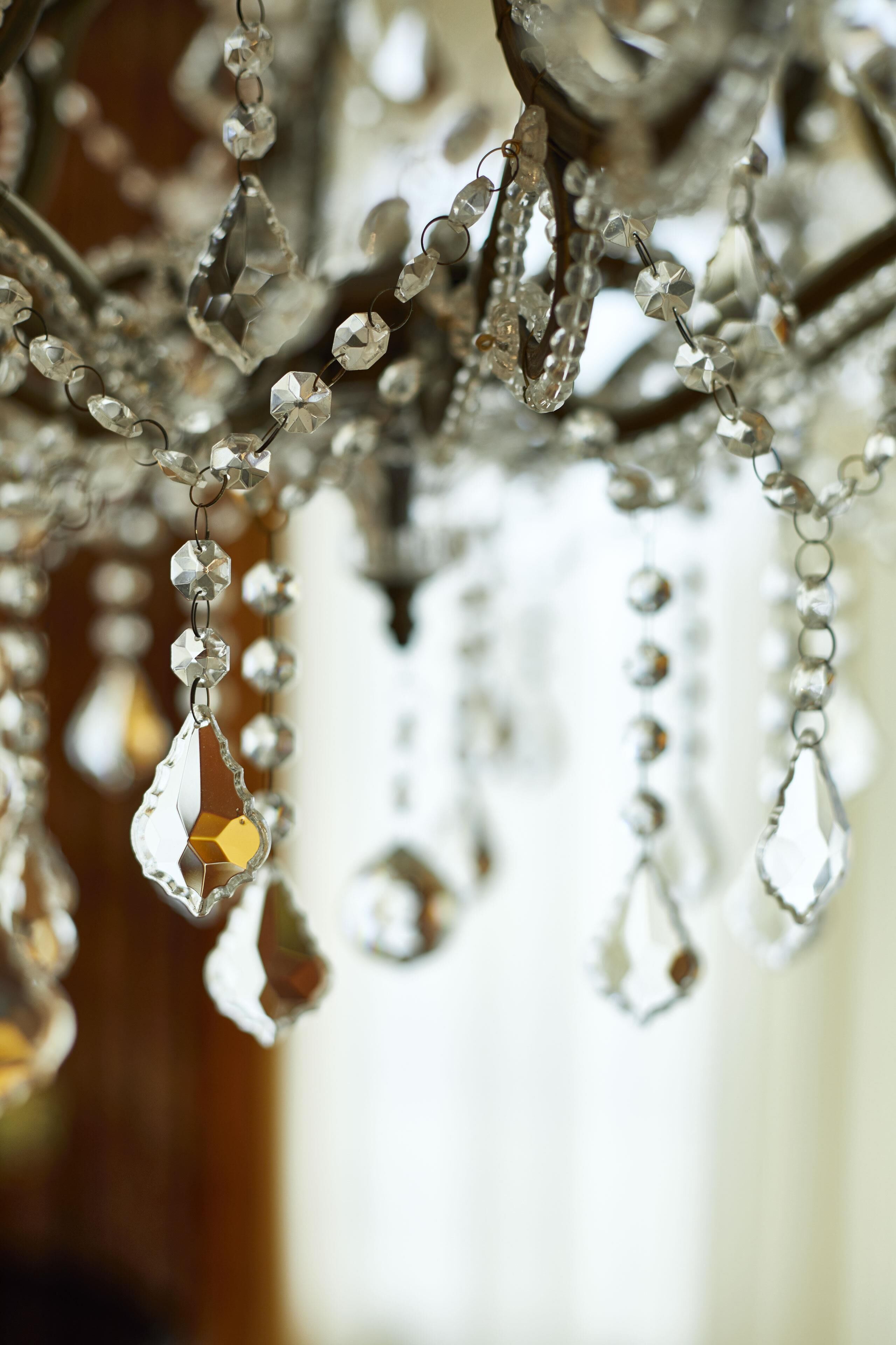 Un candelabro con múltiples detalles de cristal.