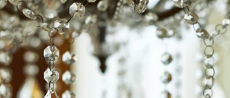 Un candelabro con múltiples detalles de cristal.